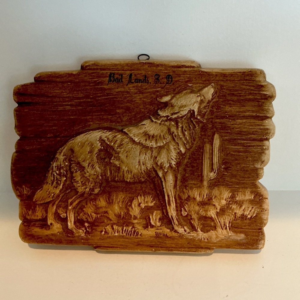Chalk- Ware Bad Lands South Dakota Wolf Wall Hanging Plaque Souvenir Vintage